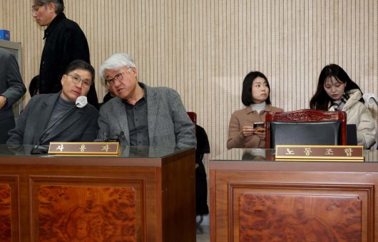 서울시버스노동조합(서울버스노조)이 예고한 파업이 하루 앞으로 다가온 12일 서울지방노동위원회에서 열린 특별조정위원회 사후 조정회의에서 김정환 서울시버스운송사업조합 이사장이 관계자와 대화하고 있다. 신태현 기자 holjjak@