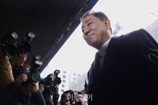 공천헌금 수수 등 각종 비위 의혹을 받는 더불어민주당 김병기 의원이 12일 서울 여의도 중앙당사에서 열린 윤리심판원 회의에 출석하고 있다. 조현호 기자 hyunho@