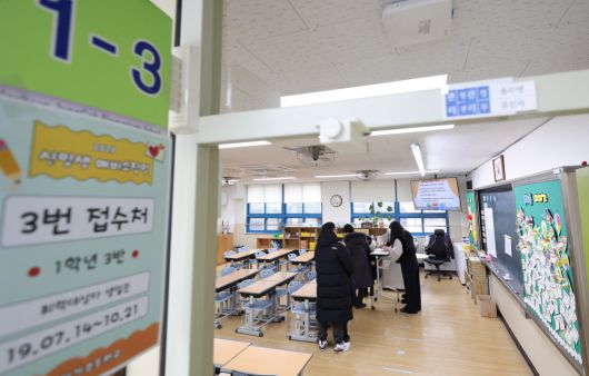 2026학년도 취학대상자 예비소집일  인천 남동구 정각초등학교에서 입학을 앞둔 예비 초등학생과 학부모가 선생님으로부터 입학 안내를 듣고 있다.