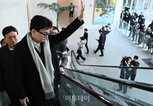 한동훈 국민의힘 전 대표가 14일 여의도 국회 소통관에서 당 윤리위원회가 본인을 제명 결정한 것과 관련해 입장을 밝히기 위해 회견장으로 향하고 있다. 조현호 기자 hyunho@