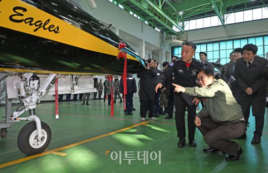 우원식 국회의장이 14일 강원도 원주시 제8전투비행단을 위문 방문, 특수비행팀 블랙이글스의 T-50B를 살펴보고 있다. 국회사진기자단