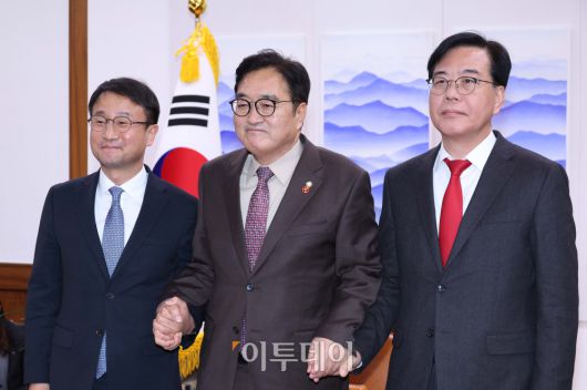 우원식(가운데) 국회의장과 한병도(왼쪽) 더불어민주당 원내대표, 송언석 국민의힘 원내대표가 14일 서울 여의도 국회 의장실에서 회동을 하고 있다. 고이란 기자 photoeran@