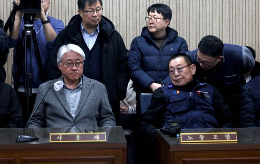 서울시버스노동조합(서울버스노조) 파업 이틀째인 14일 서울 영등포구 서울지방노동위원회에서 열린 특별조정위원회 2차 사후 조정회의에서 박점곤(오른쪽) 서울시버스노동조합 위원장이 관계자와 대화하고 있다. 왼쪽은 김정환 서울시버스사업조합 이사장. 신태현 기자 holjjak@