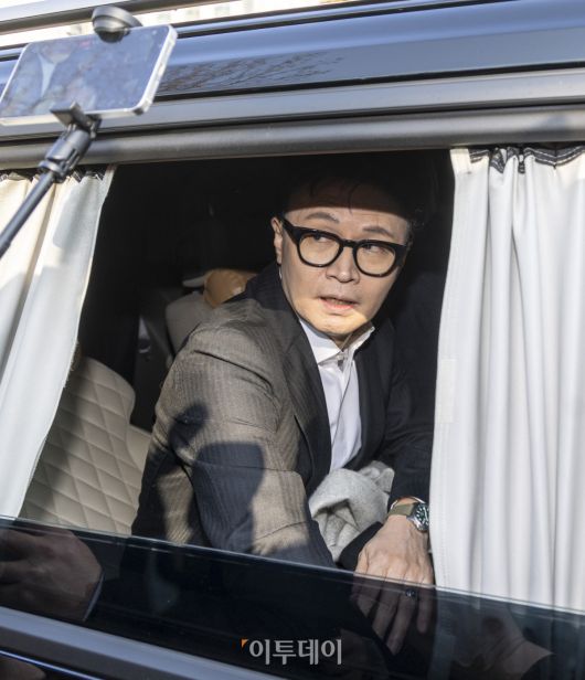 한동훈 국민의힘 전 대표가 14일 여의도 국회 소통관에서 당 윤리위원회가 본인을 제명 결정한 것과 관련해 입장을 밝힌 뒤 회견장을 떠나며 차량에 탑승하고 있다. 조현호 기자 hyunho@