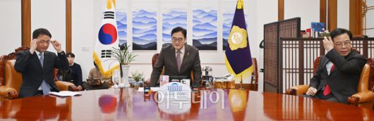 우원식(가운데) 국회의장과 한병도(왼쪽) 더불어민주당 원내대표, 송언석 국민의힘 원내대표가 14일 서울 여의도 국회 의장실에서 회동을 하고 있다. 고이란 기자 photoeran@