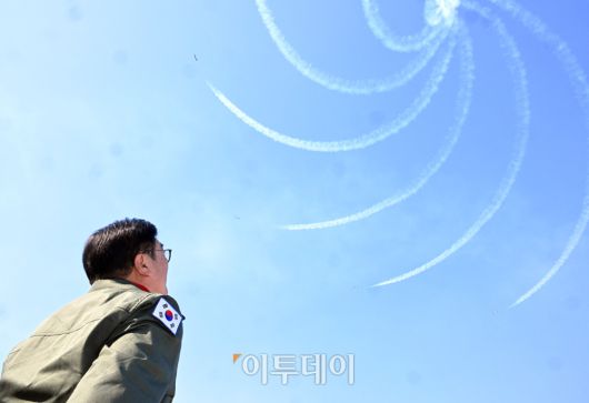 우원식 국회의장이 14일 강원도 원주시 제8전투비행단을 위문 방문, 특수비행팀 블랙이글스 비행을 바라보고 있다. 국회사진기자단