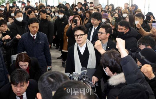 한동훈 국민의힘 전 대표가 14일 여의도 국회 소통관에서 당 윤리위원회가 본인을 제명 결정한 것과 관련해 입장을 밝히기 위해 회견장으로 향하고 있다. 조현호 기자 hyunho@