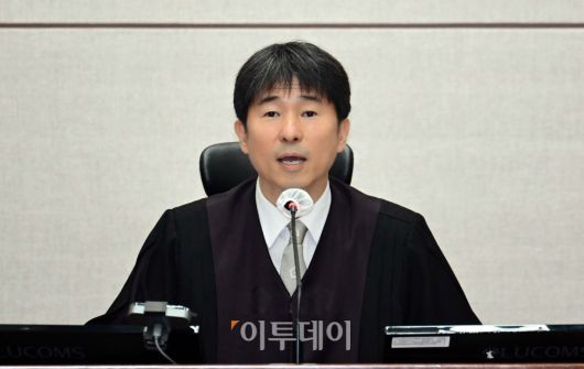 지귀연 부장판사가 21일 서울 서초동 서울중앙지법에서 열린 윤석열 전 대통령 내란 우두머리 혐의 형사재판 두번째 공판에서 취재진들에게 퇴장을 명령하고 있다. 사진공동취재단
