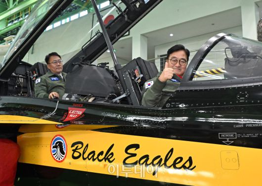 우원식 국회의장이 14일 강원도 원주시 제8전투비행단을 위문 방문, 특수비행팀 블랙이글스의 T-50B에 탑승해 포즈를 취하고 있다. 국회사진기자단