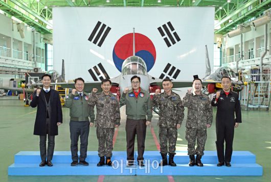 우원식 국회의장이 14일 강원도 원주시 제8전투비행단을 위문 방문해 채운기 공군공중전투사령관과 이긍규 8전투비행단장 등 관계자들과 기념촬영을 하고 있다. 국회사진기자단