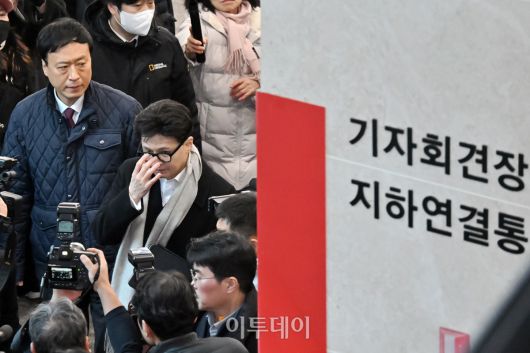 한동훈 국민의힘 전 대표가 14일 여의도 국회 소통관에서 당 윤리위원회가 본인을 제명 결정한 것과 관련해 입장을 밝히기 위해 회견장으로 향하고 있다. 조현호 기자 hyunho@