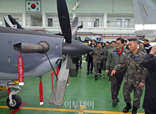 우원식 국회의장이 14일 강원도 원주시 제8전투비행단을 위문 방문해 공군 KA-1 공중통제공격기를 살펴보고 있다 . 국회사진기자단