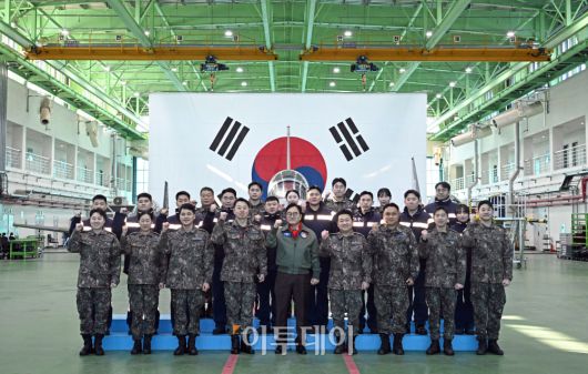 우원식 국회의장이 14일 강원도 원주시 제8전투비행단을 위문 방문해 전투기 정비지원 대원들과 기념촬영을 하고 있다. 국회사진기자단