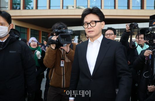 한동훈 전 국민의힘 대표가 14일 서울 여의도 국회 소통관에서 당 윤리위원회가 본인을 제명 결정한 것과 관련해 입장을 밝힌 뒤 회견장을 떠나고 있다. 조현호 기자 hyunho@