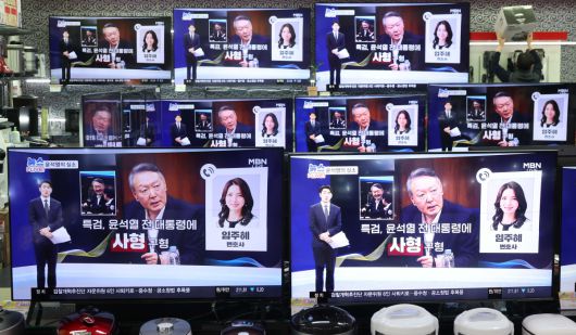 내란특검팀(특별검사 조은석)이 내란 우두머리 혐의를 받는 윤석열 전 대통령에게 법정 최고형인 사형을 구형한 이튿날인 14일 서울 용산구 전자랜드의 한 가전매장 텔레비전에 관련 뉴스가 보도되고 있다. 신태현 기자 holjjak@