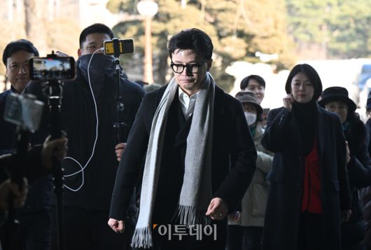 한동훈 국민의힘 전 대표가 14일 여의도 국회 소통관에서 당 윤리위원회가 본인을 제명 결정한 것과 관련해 입장을 밝히기 위해 회견장으로 향하고 있다. 조현호 기자 hyunho@
