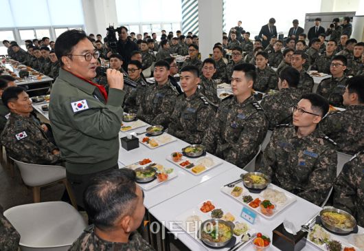 우원식 국회의장이 14일 강원도 원주시 제8전투비행단을 위문 방문해 오찬에 앞서 군장병에게 인사말을 하고 있다. 국회사진기자단