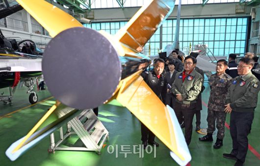 우원식 국회의장이 14일 강원도 원주시 제8전투비행단을 위문 방문, 특수비행팀 블랙이글스의 T-50B를 살펴보고 있다. 국회사진기자단