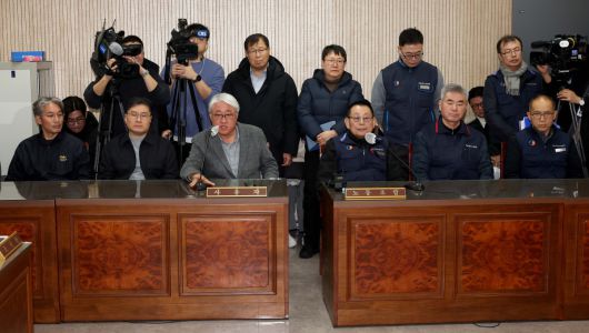 서울시버스노동조합(서울버스노조) 파업 이틀째인 14일 서울 영등포구 서울지방노동위원회에서 열린 특별조정위원회 2차 사후 조정회의에서 김정환 서울시버스사업조합 이사장이 발언하고 있다. 신태현 기자 holjjak@