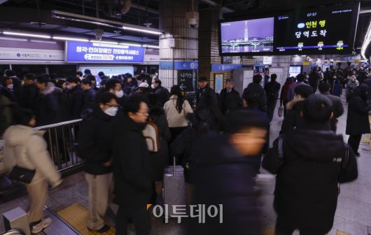 서울 시내버스 총파업이 시작된 13일 서울역에서 시민들이 지하철을 이용해 출근을 하고 있다.