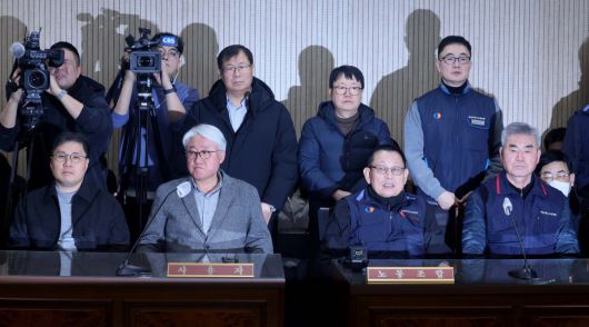 서울시버스노동조합(서울버스노조) 파업 이틀째인 14일 서울 영등포구 서울지방노동위원회에서 열린 특별조정위원회 2차 사후 조정회의에서 김정환(왼쪽) 서울시버스사업조합 이사장과 박점곤 서울시버스노동조합 위원장이 잠시 생각에 잠겨 있다. 신태현 기자 holjjak@