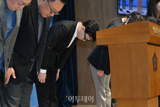 한동훈 국민의힘 전 대표가 14일 여의도 국회 소통관에서 당 윤리위원회가 본인을 제명 결정한 것과 관련해 입장 발표에 앞서 고개 숙여 인사를 하고 있다. 조현호 기자 hyunho@