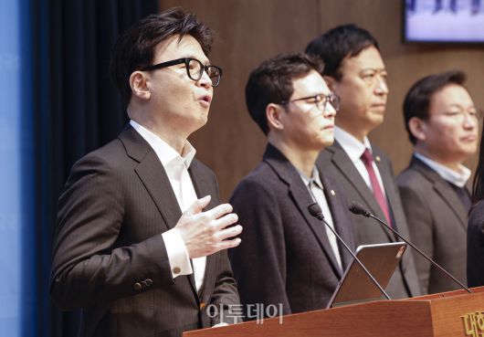 한동훈 국민의힘 전 대표가 14일 여의도 국회 소통관에서 당 윤리위원회가 본인을 제명 결정한 것과 관련해 입장을 밝히고 있다. 조현호 기자 hyunho@