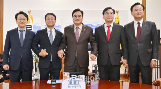 우원식 국회의장과 여야 원내대표 등이 14일 서울 여의도 국회 의장실에서 회동을 하고 있다. 왼쪽부터 천준호 더불어민주당 원내운영수석 부대표, 한병도 원내대표, 우 의장, 송언석 국민의힘 원내대표, 유상범 원내운영수석부대표. 고이란 기자 photoeran@