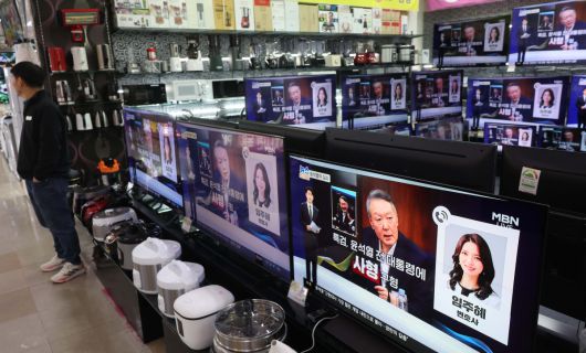 내란특검팀(특별검사 조은석)이 내란 우두머리 혐의를 받는 윤석열 전 대통령에게 법정 최고형인 사형을 구형한 이튿날인 14일 서울 용산구 전자랜드의 한 가전매장 텔레비전에 관련 뉴스가 보도되고 있다. 신태현 기자 holjjak@