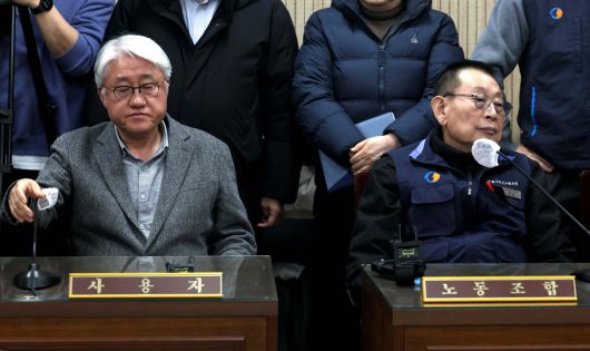 서울시버스노동조합(서울버스노조) 파업 이틀째인 14일 서울 영등포구 서울지방노동위원회에서 열린 특별조정위원회 2차 사후 조정회의에서 김정환(왼쪽) 서울시버스사업조합 이사장과 박점곤 서울시버스노동조합 위원장이 잠시 생각에 잠겨 있다. 신태현 기자 holjjak@