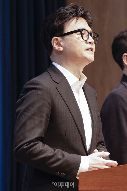 한동훈 국민의힘 전 대표가 14일 여의도 국회 소통관에서 당 윤리위원회가 본인을 제명 결정한 것과 관련해 입장을 밝히고 있다. 조현호 기자 hyunho@