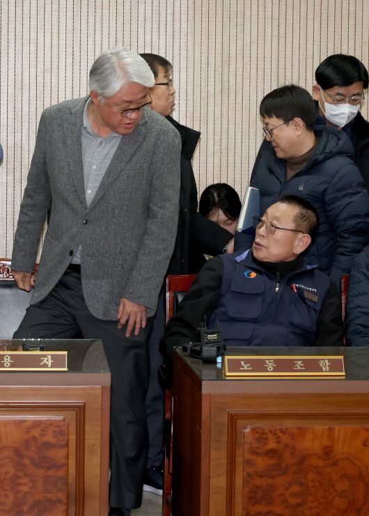 서울시버스노동조합(서울버스노조) 파업 이틀째인 14일 서울 영등포구 서울지방노동위원회에서 열린 특별조정위원회 2차 사후 조정회의에서 김정환(왼쪽) 서울시버스사업조합 이사장과 박점곤 서울시버스노동조합 위원장이 대화하고 있다. 신태현 기자 holjjak@