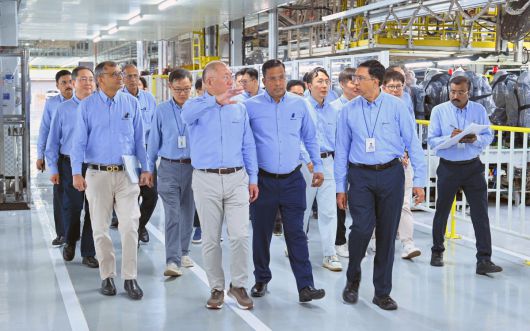 현대차그룹 정의선 회장이 현대차 인도 첸나이공장 임직원들과 함께 생산 라인을 점검하고 있다.(앞줄 오른쪽부터 무쿤단 현대차 인도 첸나이공장 생산실장, 고팔라 크리쉬난 현대차 인도권역 CMO, 정의선 회장, 타룬 갈그 현대차 인도권역본부장)