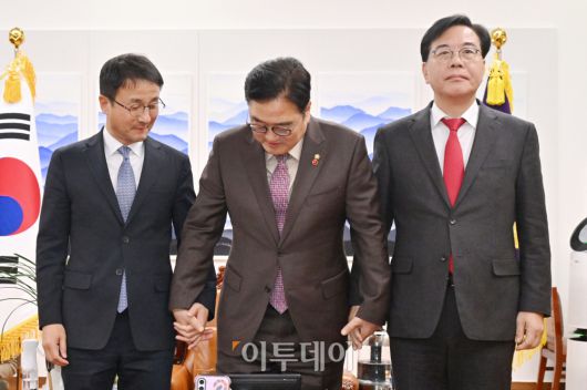 우원식(가운데) 국회의장과 여야 원내대표 등이 14일 국회 의장실에서 만나 기념촬영을 한 뒤 자리로 향하고 있다. 왼쪽부터 한병도 더불어민주당 원내대표, 우 의장, 송언석 국민의힘 원내대표. 2026.1.14