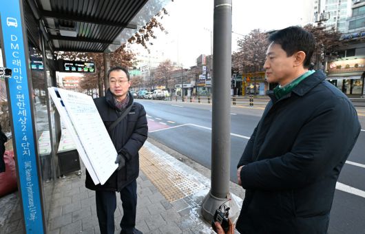 오세훈 서울시장이 서울시내버스 파업 이틀째인 14일(수) 아침 서대문구에 위치한 버스정류장에서 주요 거점과 지하철역을 연결하는 무료 셔틀버스 수송 현황을 점검하고 있다.