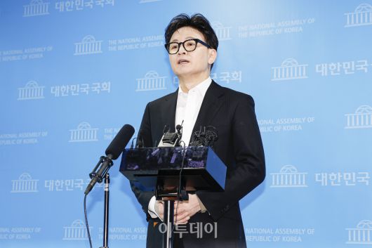 한동훈 국민의힘 전 대표가 14일 여의도 국회 소통관에서 당 윤리위원회가 본인을 제명 결정한 것과 관련해 입장을 밝힌 뒤 취재진의 질문에 답하고 있다. 조현호 기자 hyunho@