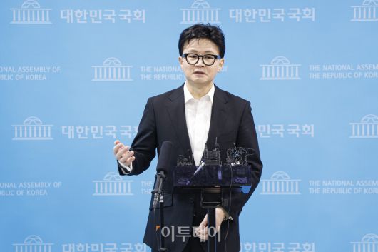 한동훈 국민의힘 전 대표가 14일 여의도 국회 소통관에서 당 윤리위원회가 본인을 제명 결정한 것과 관련해 입장을 밝힌 뒤 취재진의 질문에 답하고 있다. 조현호 기자 hyunho@