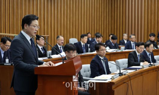 김이배 제주항공 대표가 15일 서울 여의도 국회에서 열린 12.29 여객기 참사 진상규명을 위한 국정조사특별위원회 전체회의에서 관련 보고를 하고 있다. 고이란 기자 photoeran@