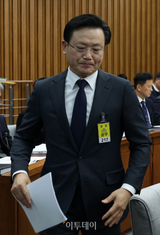 김이배 제주항공 대표가 15일 서울 여의도 국회에서 열린 12.29 여객기 참사 진상규명을 위한 국정조사특별위원회 전체회의에서 관련 보고를 하기 위해 발걸음을 옮기고 있다. 고이란 기자 photoeran@