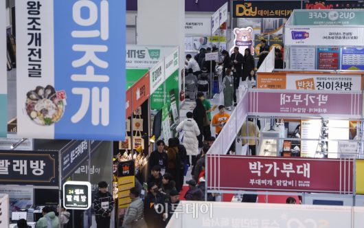 15일 서울 강남구 코엑스에서 열린 제82회 프랜차이즈창업박람회 2026에서 예비 창업자들이 부스를 살펴보고 있다. 17일까지 열리는 이번 행사는 외식, 도소매, 서비스업 등 120여개 브랜드가 참여하고 총 300여개 부스 규모로 운영된다. 조현호 기자 hyunho@