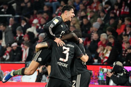 14일(현지시간) 쾰른과 바이에른 뮌헨의 독일 분데스리가 경기에서 바이에른 뮌헨의 김민재(사진 하단)가 팀의 두 번째 골을 터뜨린 뒤 동료들과 함께 기뻐하고 있다.