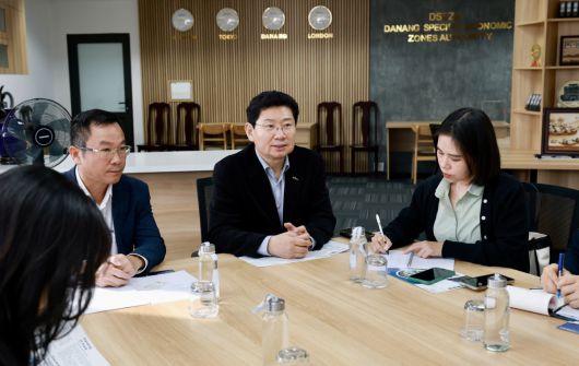 15일(현지시각) 이상일 용인특례시장(가운데)이 베트남 다낭 하이테크파크 산업단지에서 응우옌 꽁 띠엔 관리위원회 부위원장(왼쪽)과 산업단지 운영 현황을 논의하고 있다