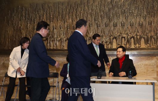 장동혁 국민의힘 대표가 15일 서울 여의도 국회 로텐더홀 제헌국회의원상 앞에서 통일교 게이트·공천 헌금 의혹 등 이른바 '쌍특검법' 수용을 촉구하며 단식 농성에 돌입하자 동료의원들의 격려를 받고 있다. 고이란 기자 photoeran@