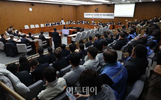 이진철 국토교통부 부산지방항공청장이 15일 서울 여의도 국회에서 열린 ‘12.29 여객기 참사 진상규명을 위한 국정조사특별위원회’ 전체회의에서 의원 질의에 답하고 있다. 이날 여야 의원들은 서울 콘크리트 둔덕이 최초에 누구의 지시로 어떤 이유에서 설치됐는지 집중 추궁했으나, 이 청장은 “부적절했다고 생각한다”면서도 지시자와 설치 사유를 특정할 정확한 기록을 찾지 못했다고 답변했다. 고이란 기자 photoeran@