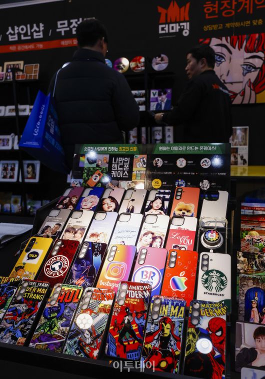 15일 서울 강남구 코엑스에서 열린 제82회 프랜차이즈창업박람회 2026에서 예비 창업자들이 부스를 살펴보고 있다. 17일까지 열리는 이번 행사는 외식, 도소매, 서비스업 등 120여개 브랜드가 참여하고 총 300여개 부스 규모로 운영된다. 조현호 기자 hyunho@