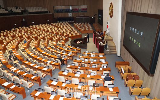 15일 서울 여의도 국회 본회의에서 윤석열·김건희에 의한 내란·외환 및 국정농단 행위의 진상규명을 위한 특별검사 임명 등에 관한 법률안과 관련해 천하람 개혁신당 원내대표가 무제한토론(필리버스터)을 하고 있다. 고이란 기자 photoeran@