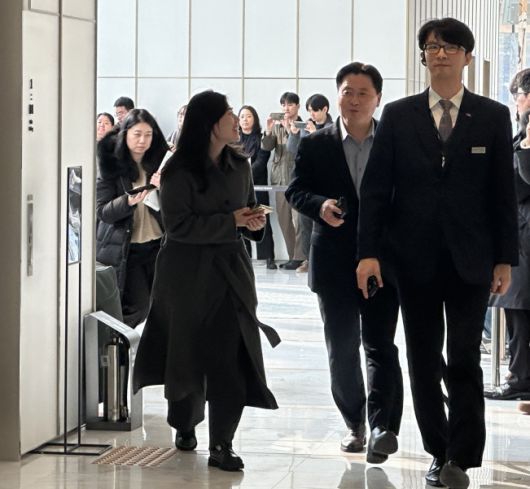 이원택 롯데GRS 대표이사가 15일 서울 송파구 롯데월드타워에서 열린 2026 상반기 롯데 VCM(Value Creation Meeting, 옛 사장단 회의)에 참석하는 중 취재진 질문에 답하고 있다.