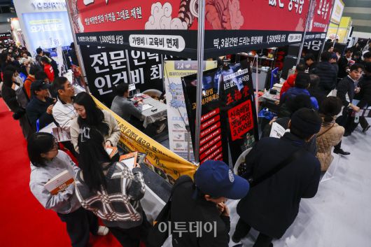 15일 서울 강남구 코엑스에서 열린 제82회 프랜차이즈창업박람회 2026에서 예비 창업자들이 부스를 살펴보고 있다. 17일까지 열리는 이번 행사는 외식, 도소매, 서비스업 등 120여개 브랜드가 참여하고 총 300여개 부스 규모로 운영된다. 조현호 기자 hyunho@