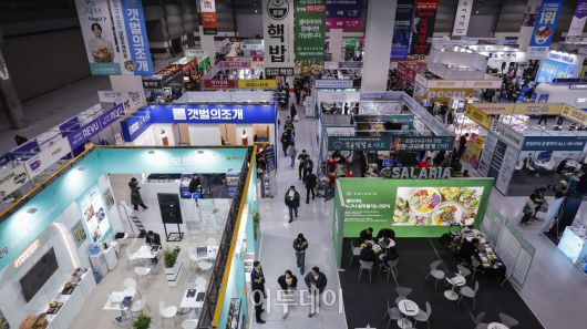 15일 서울 강남구 코엑스에서 열린 제82회 프랜차이즈창업박람회 2026에서 예비 창업자들이 부스를 살펴보고 있다. 17일까지 열리는 이번 행사는 외식, 도소매, 서비스업 등 120여개 브랜드가 참여하고 총 300여개 부스 규모로 운영된다. 조현호 기자 hyunho@