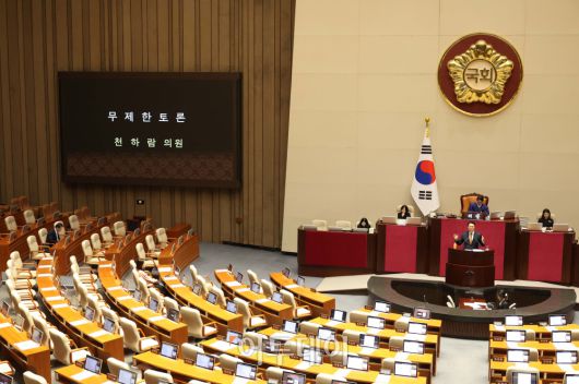 15일 서울 여의도 국회 본회의에서 윤석열·김건희에 의한 내란·외환 및 국정농단 행위의 진상규명을 위한 특별검사 임명 등에 관한 법률안과 관련해 천하람 개혁신당 원내대표가 무제한토론(필리버스터)을 하고 있다. 고이란 기자 photoeran@